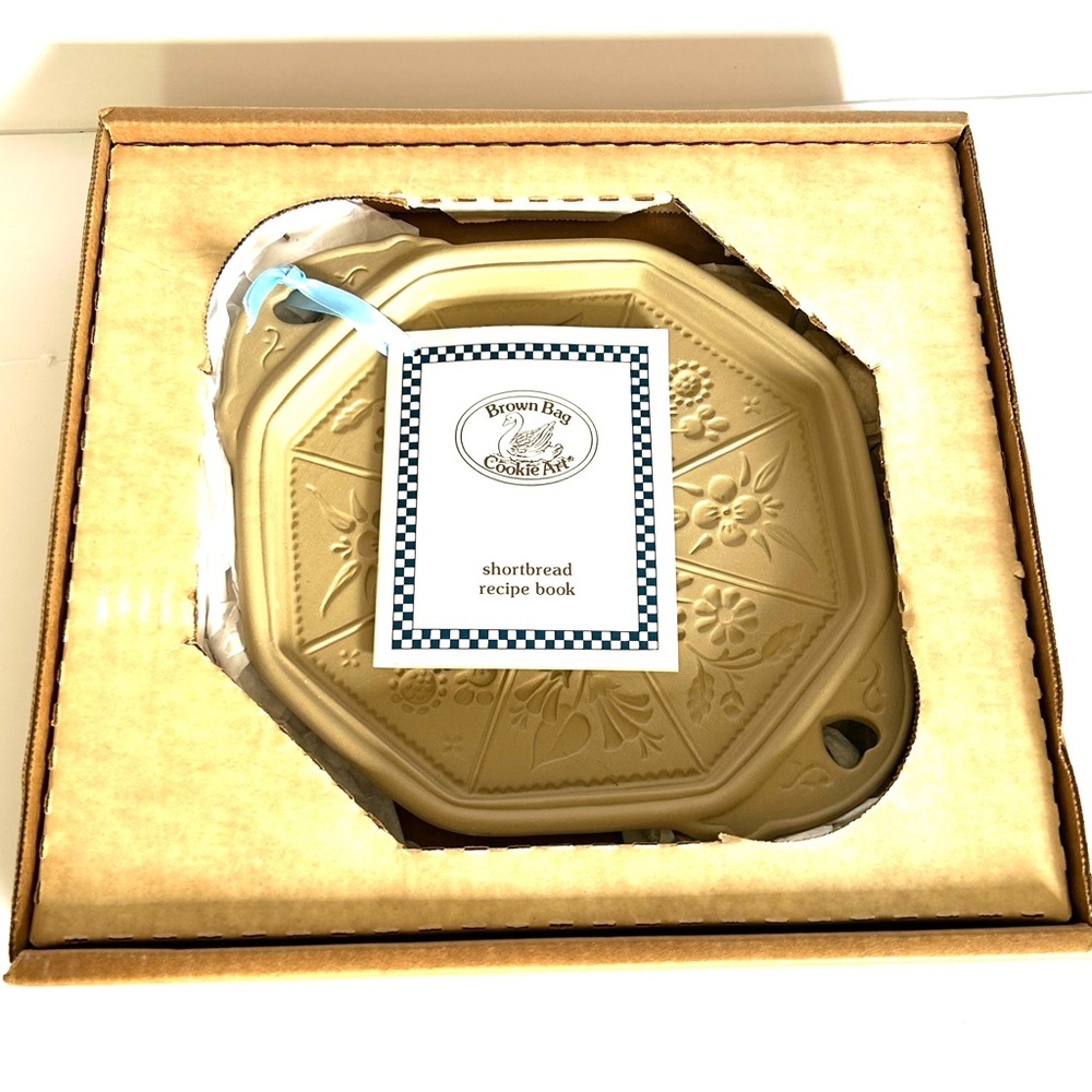 Vintage NIB Brown Bag Cookie Art Shortbread Stoneware Baking Pan Recipe Booklet